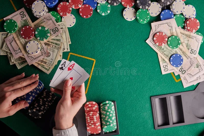 Detail visual kartu dan meja permainan kasino PAUS4D